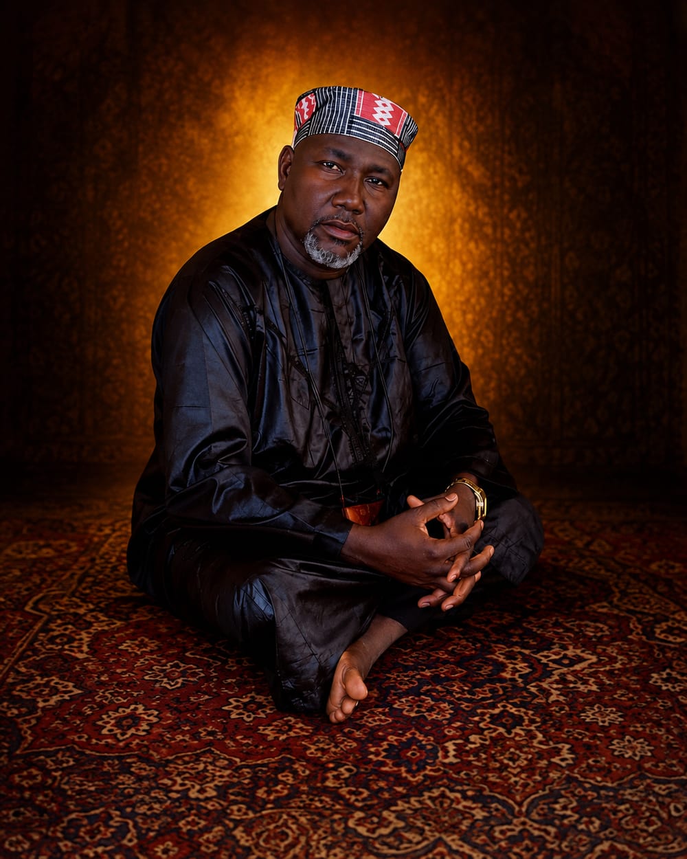 Diaby Sydi, voyant et marabout de tradition africaine, en tenue traditionnelle